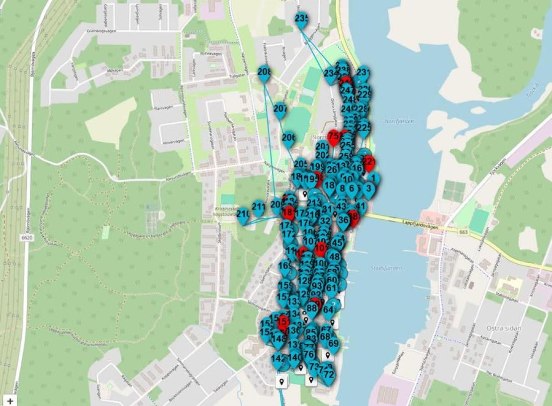  På kontoret kontrollerar Virpi våra körrutter och justerar om vid behov så bilarna kör så effektivt som möjligt. Ingen lätt uppgift men hon lyckas bra. 
Toimistolla Virpi tarkistaa ajoreittimme ja säätää niitä tarvittaessa niin, että autot kulkevat mahdo